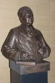 byust-vmbuyanova-v-holle-gkb