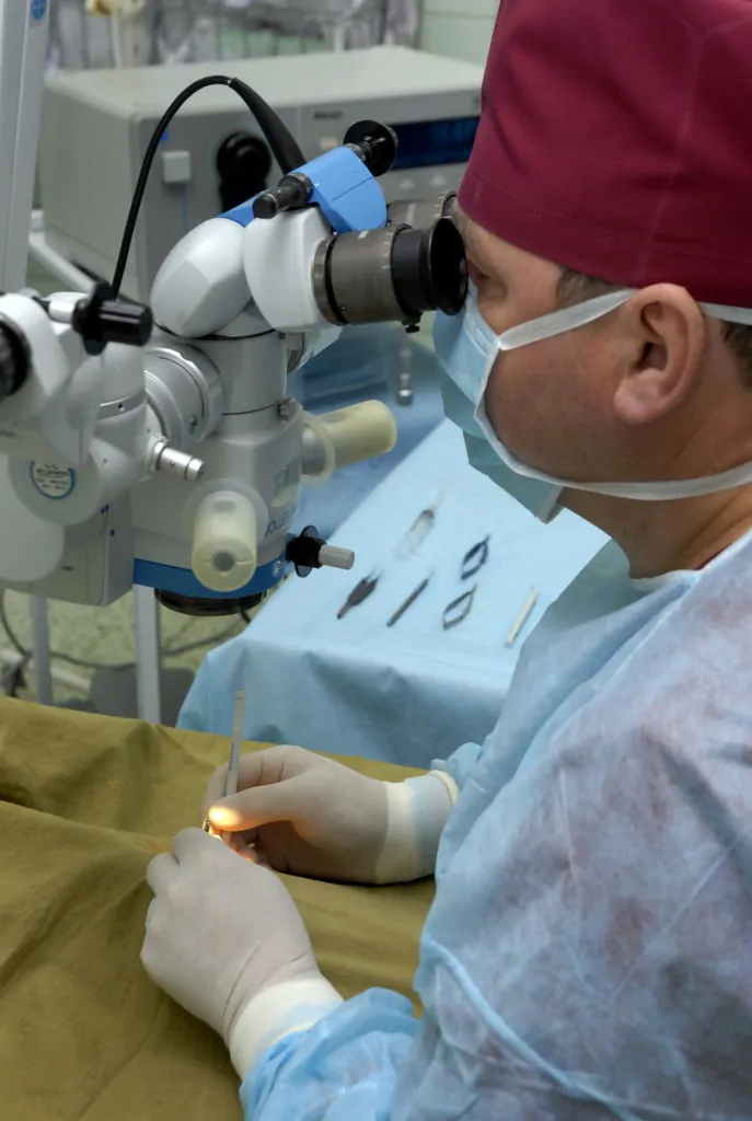 Профессор Фролов оперирует пациента